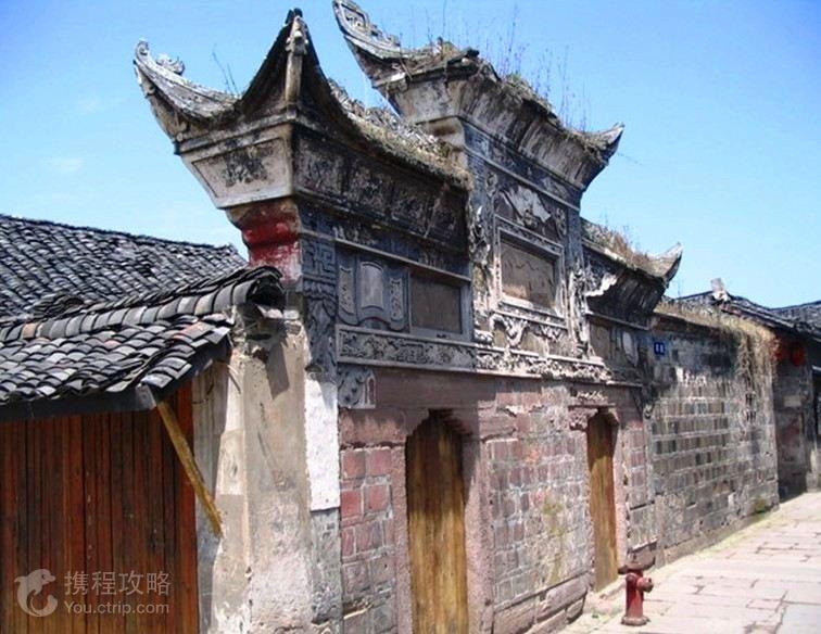 逃离阴暗的房屋